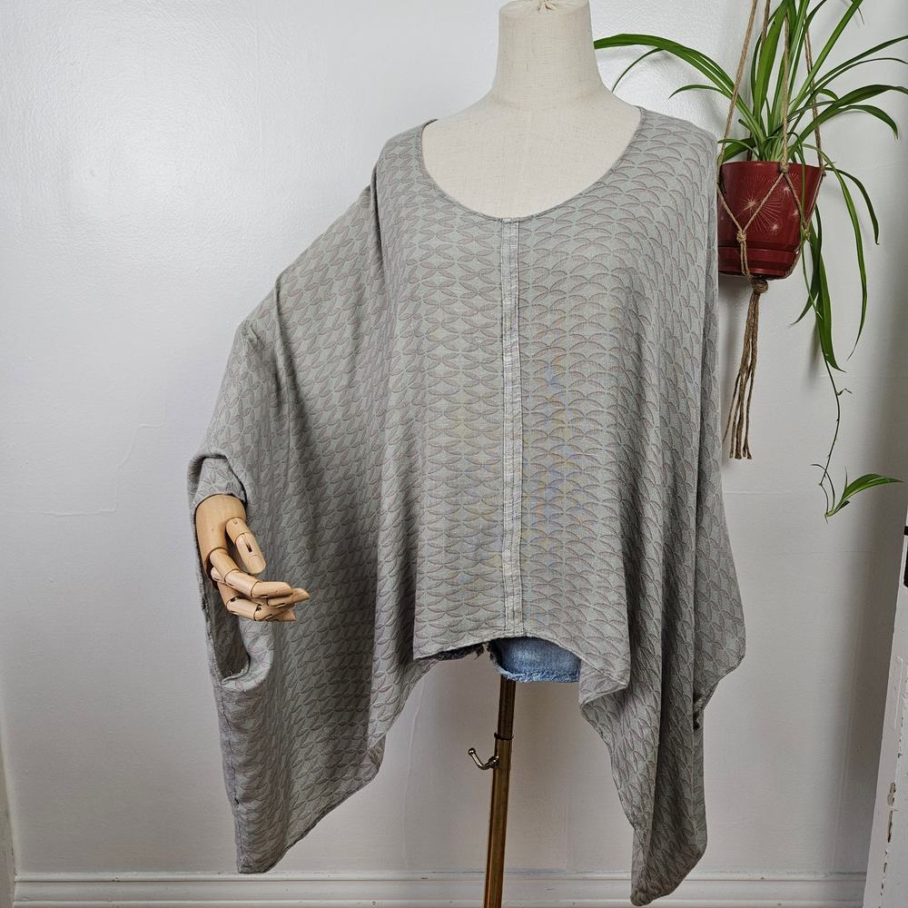 Jules Smith Draped Blouse Poncho‎ Top OS Grey Print Boho Kimono Cover Up